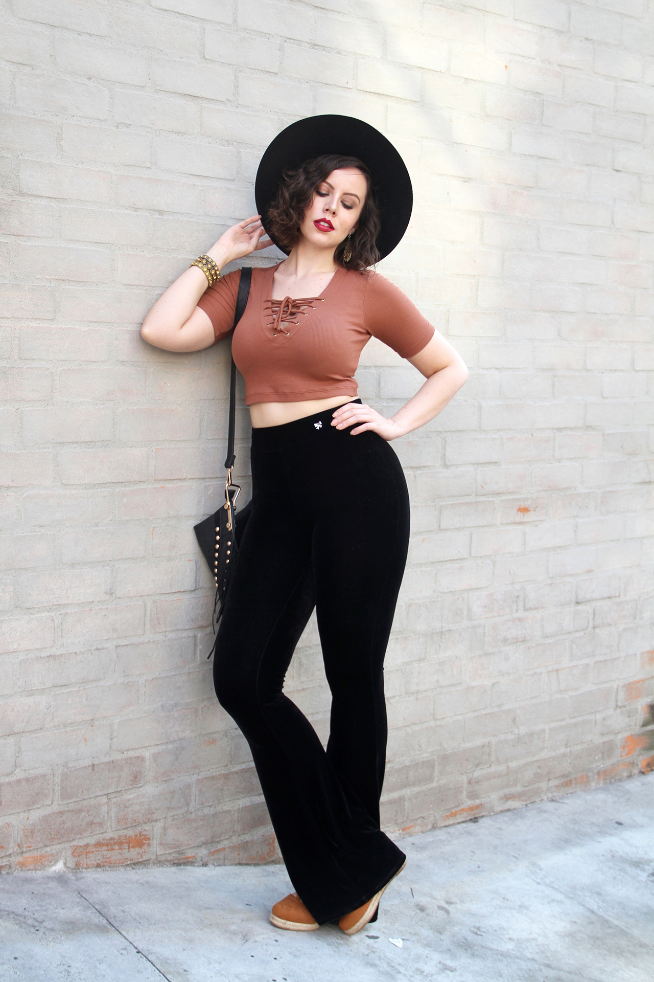 gostei-e-agora-calca-flare-veludo-lace-up-shirt-cropped-potter-clay-ceramica-03