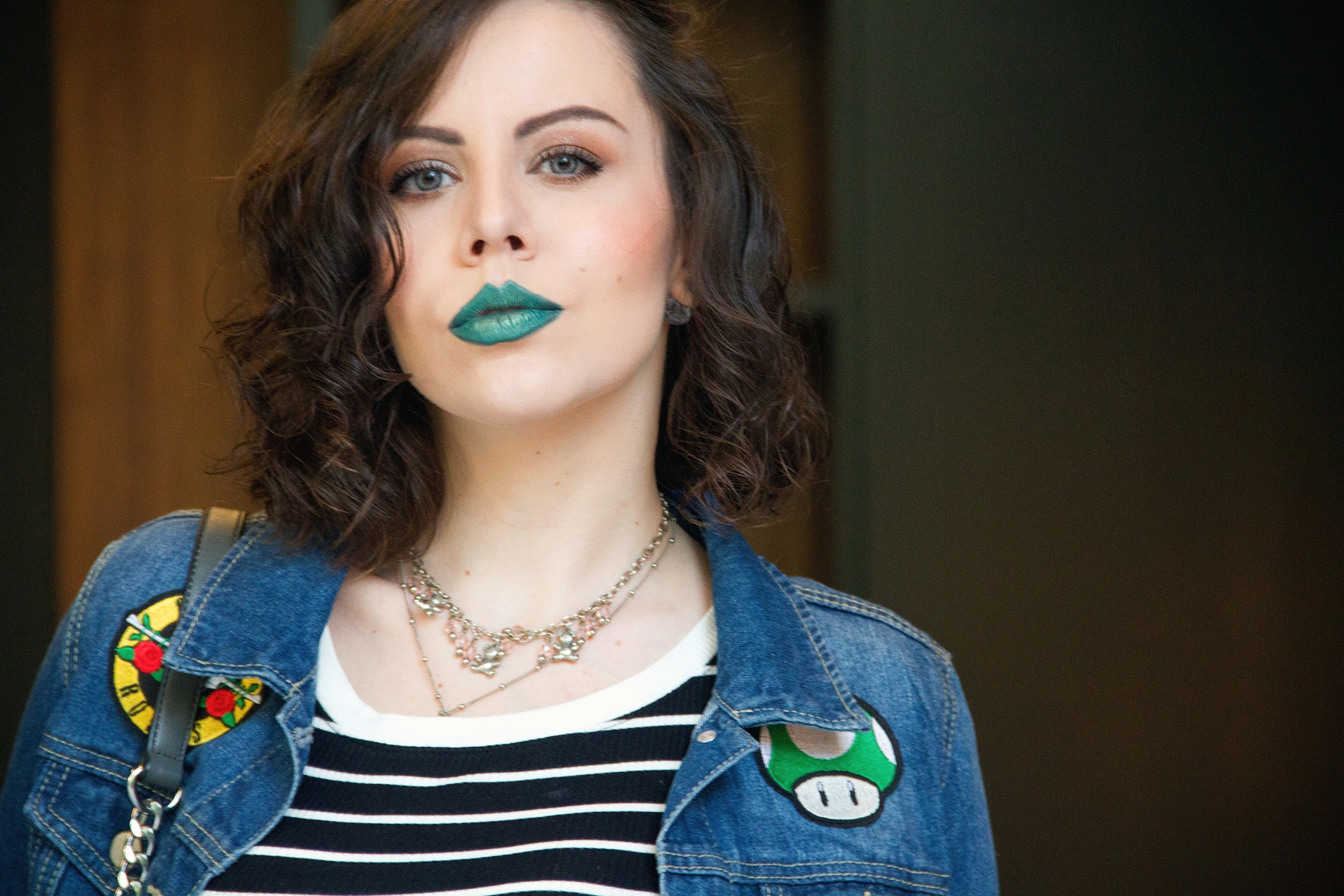 gostei-e-agora-look-jaqueta-patches-jacket-vestido-listrado-adidas-superstar-branco-08-batom-verde-astarte