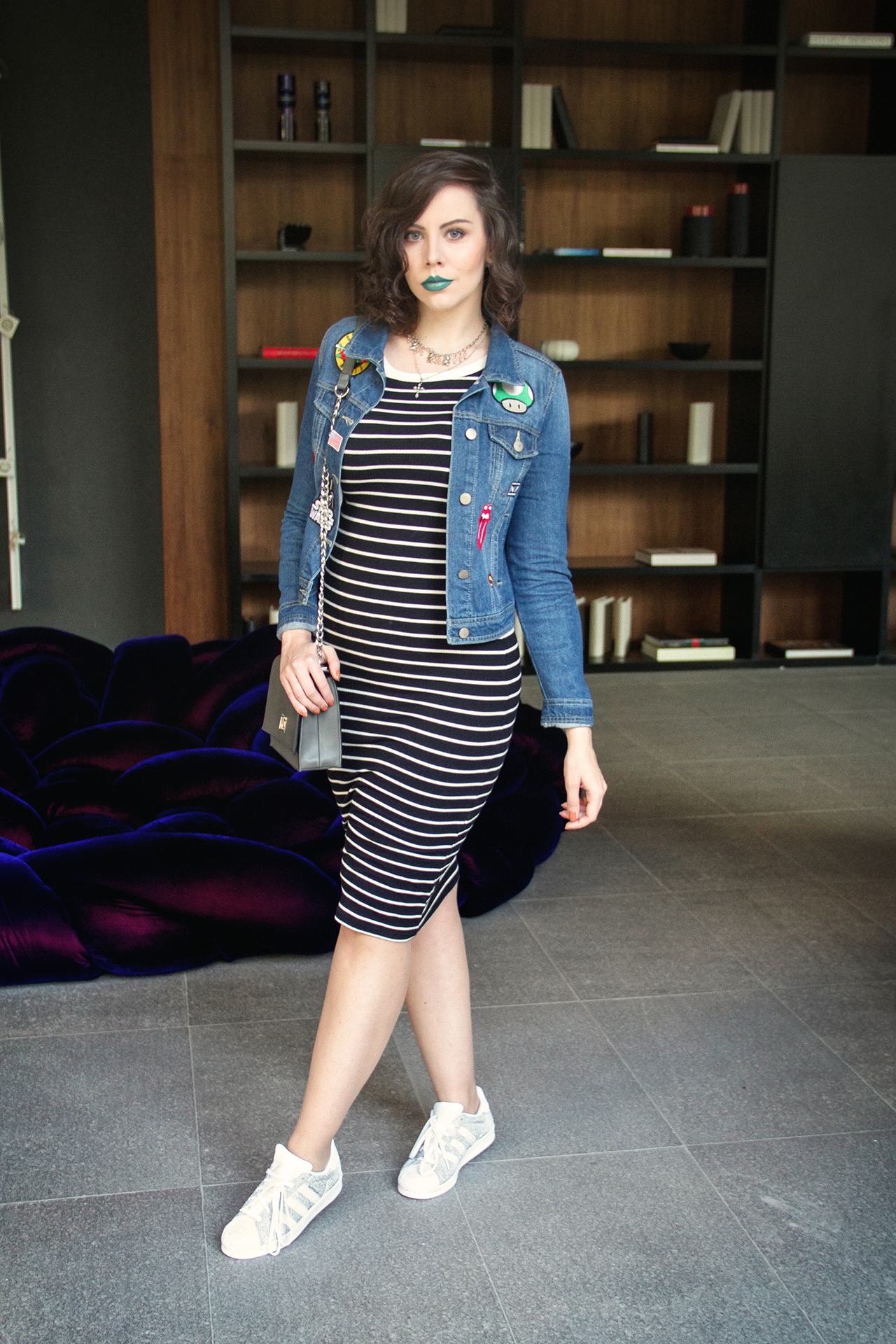 gostei-e-agora-look-jaqueta-patches-jacket-vestido-listrado-adidas-superstar-branco-09