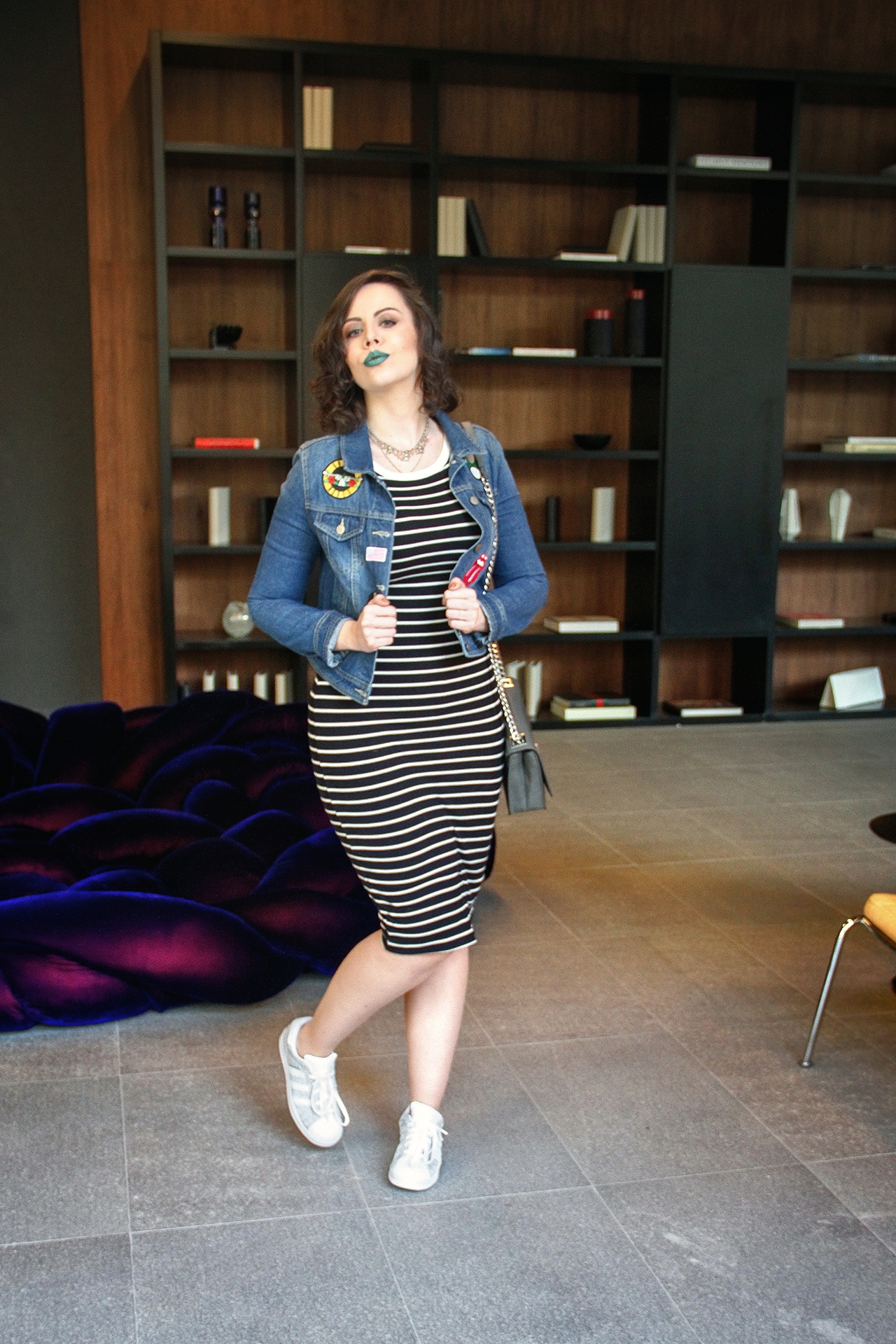 gostei-e-agora-look-jaqueta-patches-jacket-vestido-listrado-adidas-superstar-branco-12