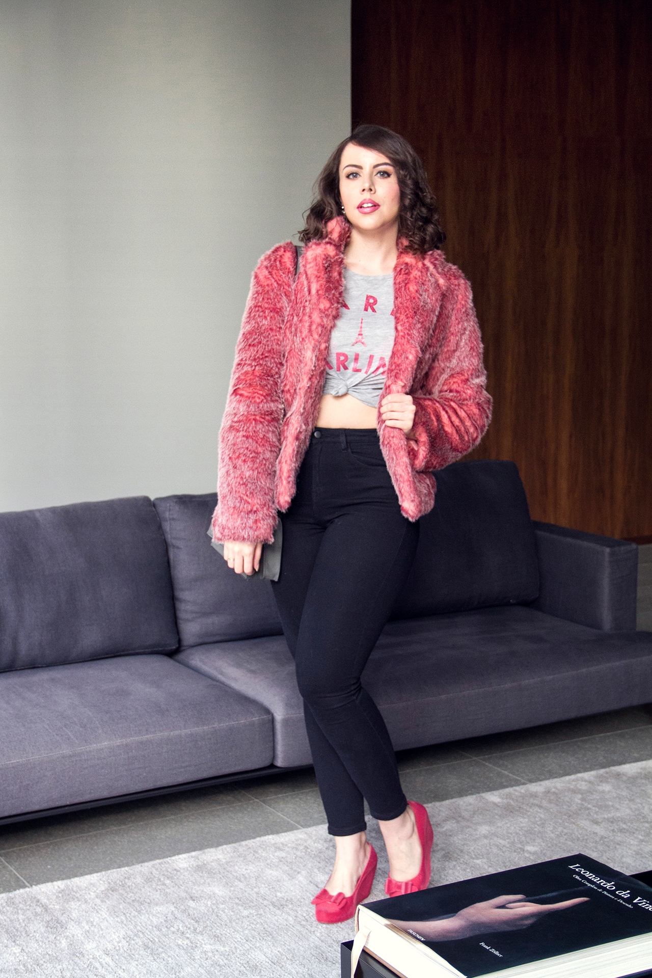 gostei-e-agora-look-casaco-pele-rosa-fur-pink-coat-melissa-kali-nozinho-camiseta-01-joyce-nunes