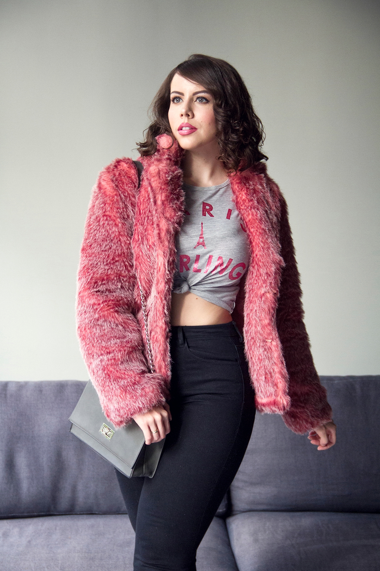 gostei-e-agora-look-casaco-pele-rosa-fur-pink-coat-melissa-kali-nozinho-camiseta-02-joyce-nunes