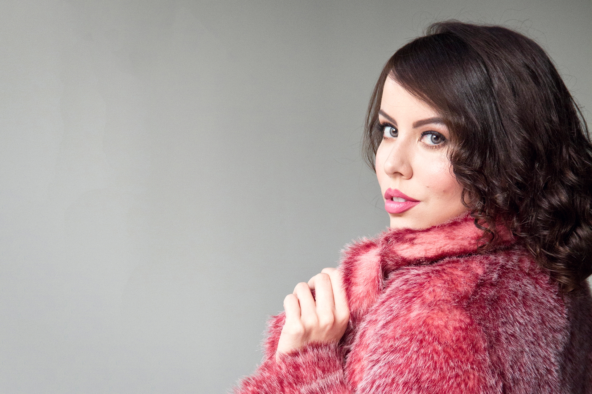 gostei-e-agora-look-casaco-pele-rosa-fur-pink-coat-melissa-kali-nozinho-camiseta-03-joyce-nunes