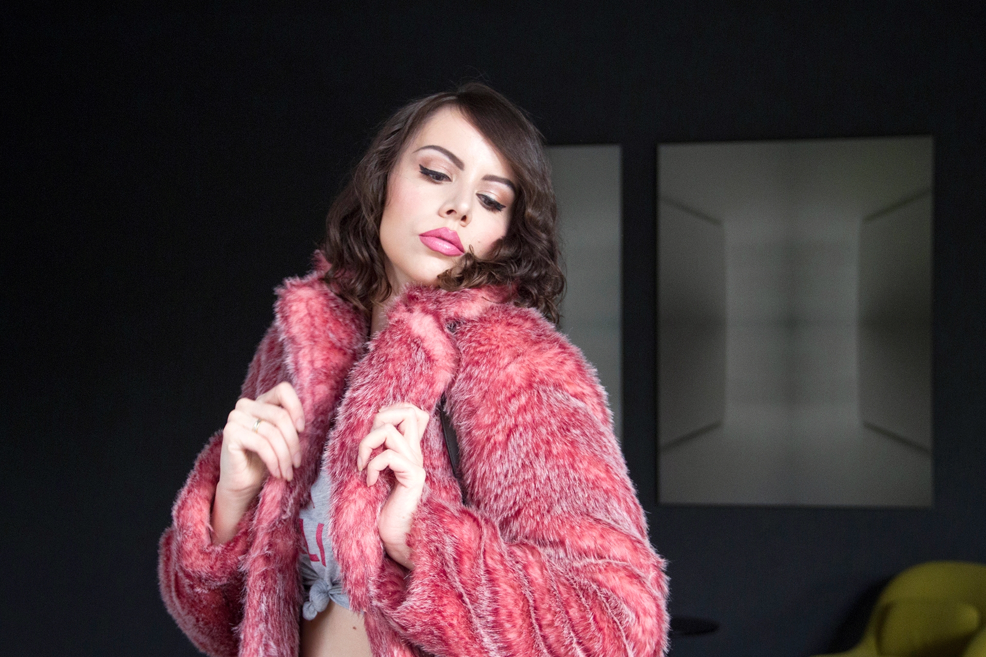 gostei-e-agora-look-casaco-pele-rosa-fur-pink-coat-melissa-kali-nozinho-camiseta-10