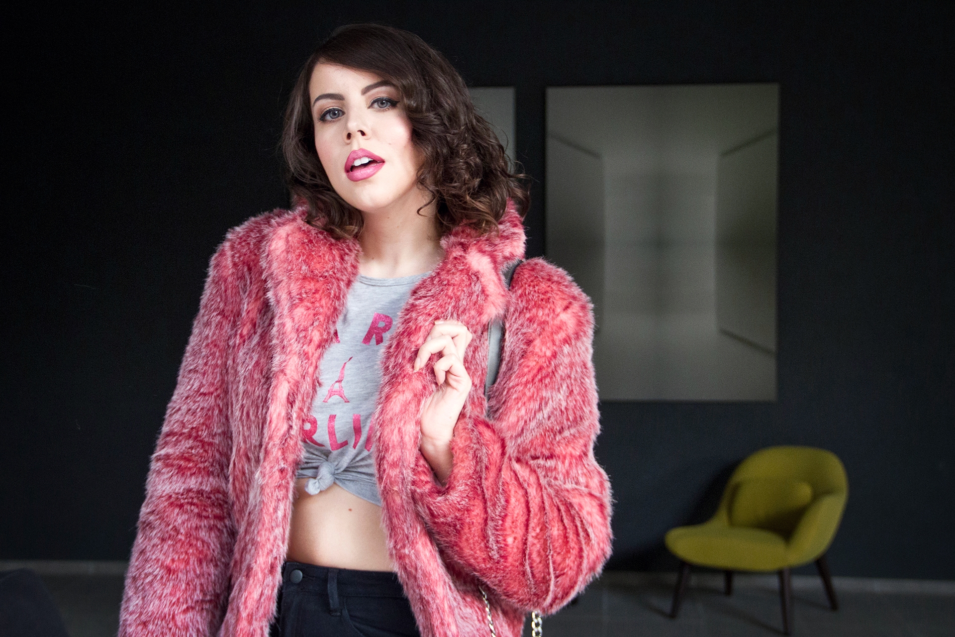 gostei-e-agora-look-casaco-pele-rosa-fur-pink-coat-melissa-kali-nozinho-camiseta-11