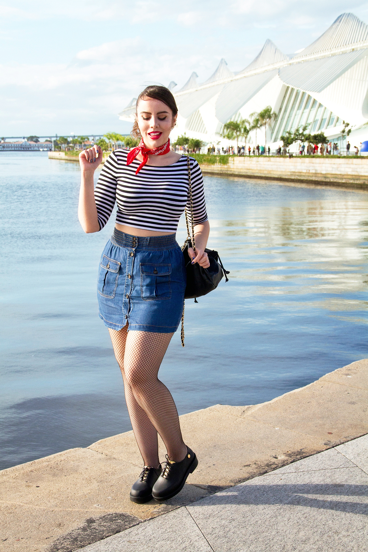 gostei-e-agora-look-listras-bandana-vermelha-saia-jeans-botoes-na-frente-museu-do-amanha-01-melissa-grunge