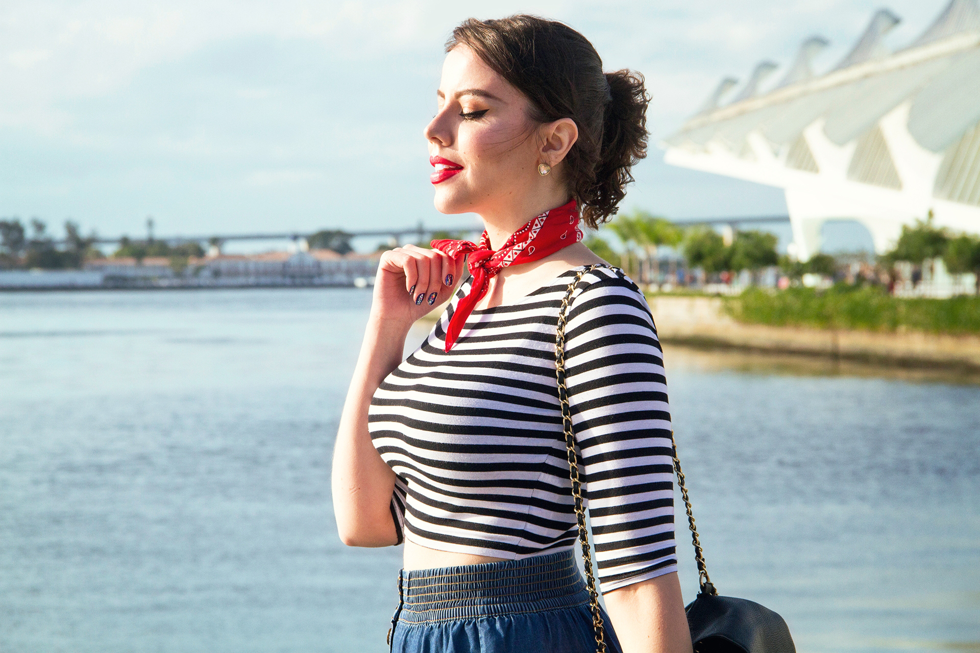 gostei-e-agora-look-listras-bandana-vermelha-saia-jeans-botoes-na-frente-museu-do-amanha-02