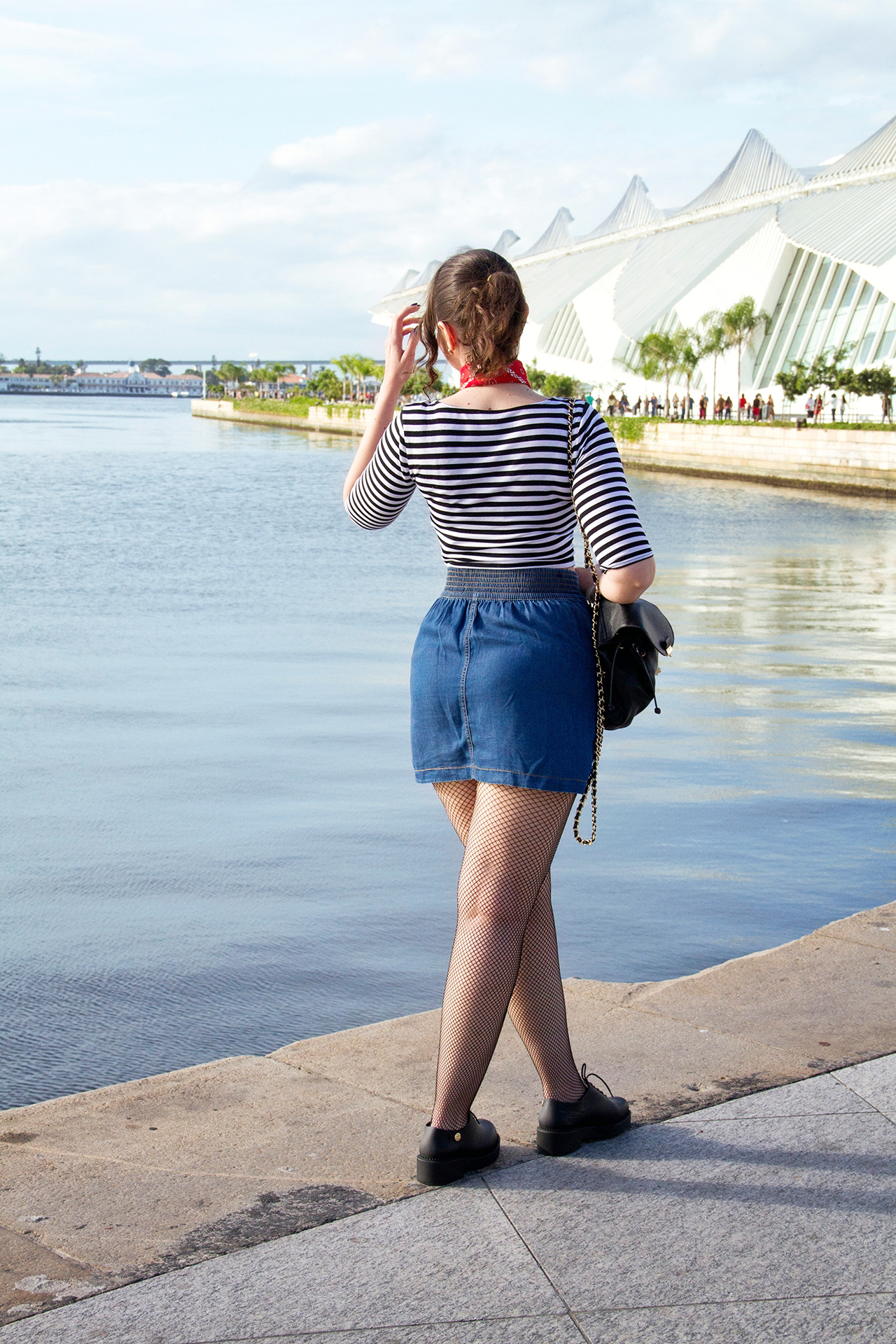gostei-e-agora-look-listras-bandana-vermelha-saia-jeans-botoes-na-frente-museu-do-amanha-04