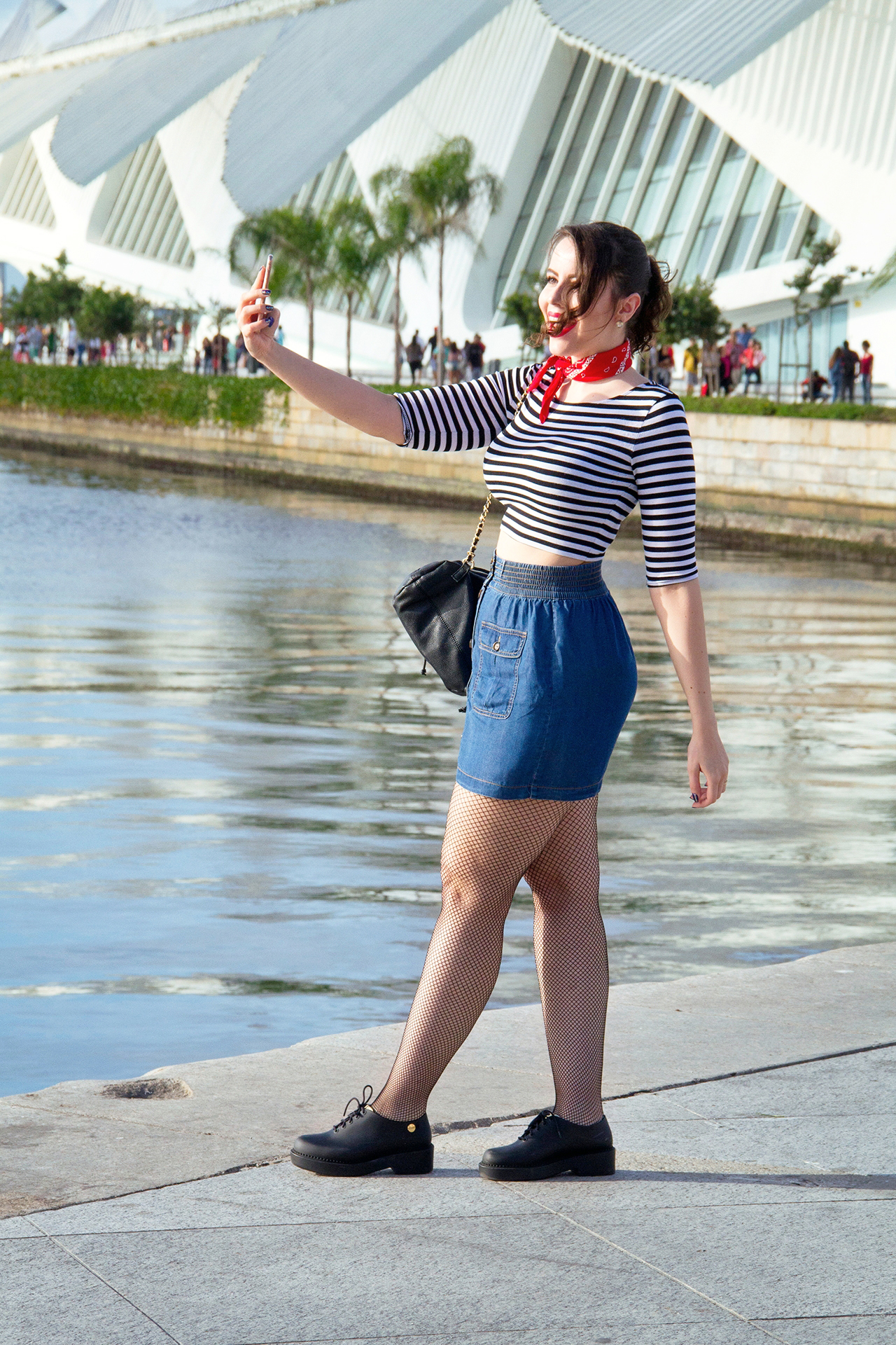 gostei-e-agora-look-listras-bandana-vermelha-saia-jeans-botoes-na-frente-museu-do-amanha-06-melissa-grunge
