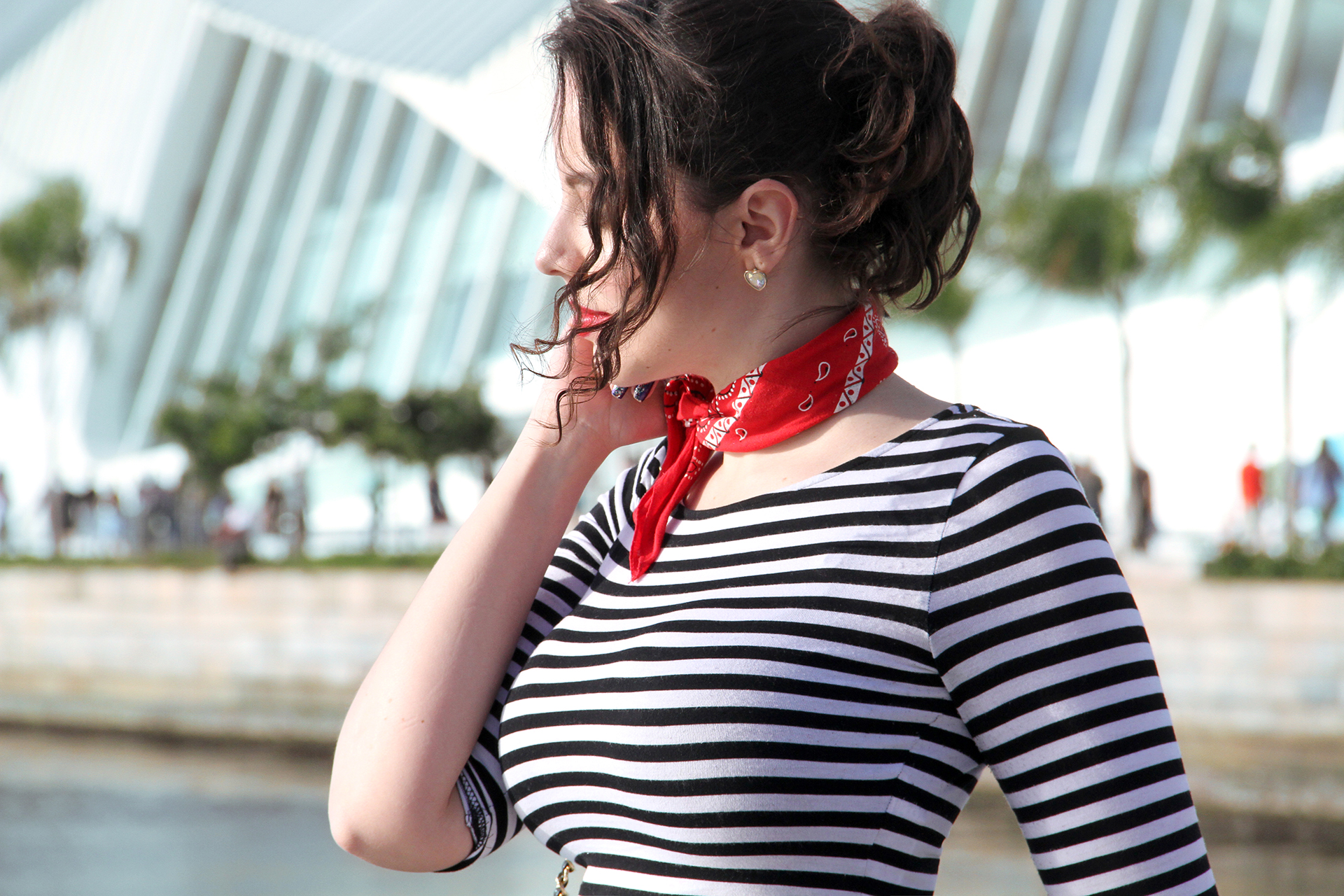 gostei-e-agora-look-listras-bandana-vermelha-saia-jeans-botoes-na-frente-museu-do-amanha-07