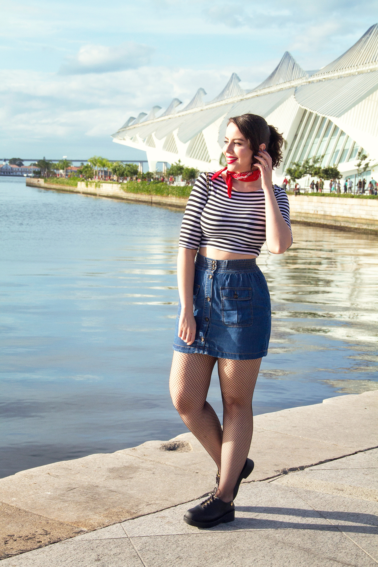 gostei-e-agora-look-listras-bandana-vermelha-saia-jeans-botoes-na-frente-museu-do-amanha-10-melissa-grunge