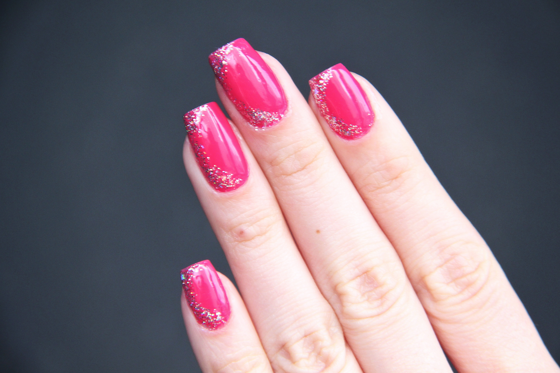 gostei-e-agora-impala-chorei-de-rir-unhas-magenta-glitter-na-lateral-02