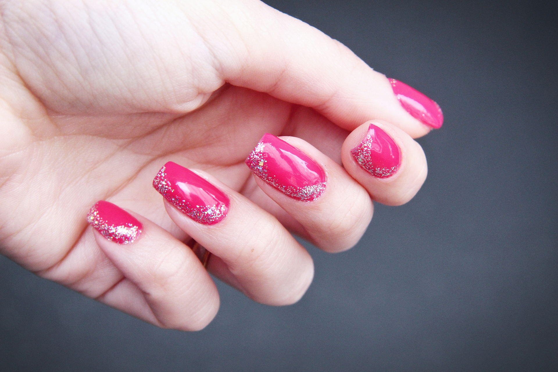 gostei-e-agora-impala-chorei-de-rir-unhas-magenta-glitter-na-lateral-03